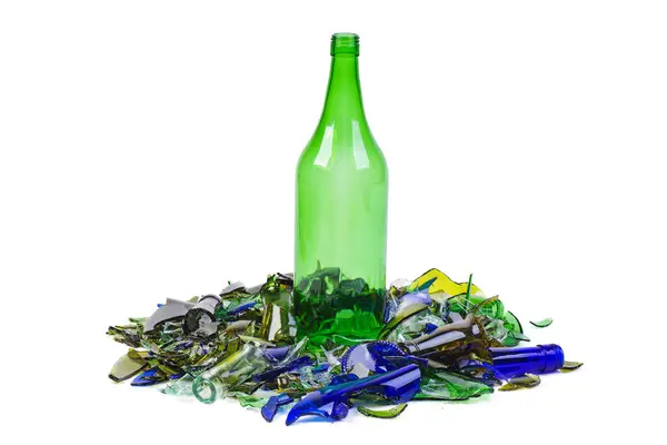 Gran Pila Botellas Vid Botellas Rotas Diferentes Colores Aislados Fondo —  Fotos de Stock