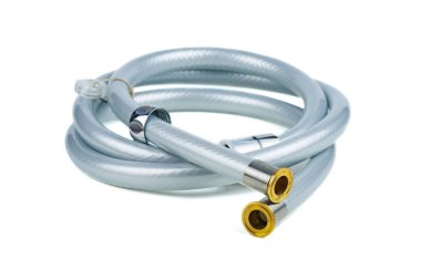 Beyaz arka planda izole edilmiş yeni duş plastik hortumu