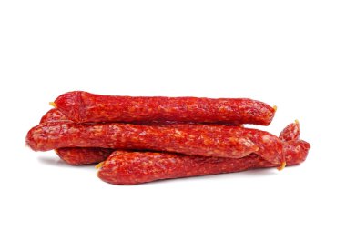 Beyaz arka planda izole edilmiş birkaç uzun çubuk var.