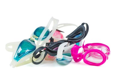 Birkaç yaşlı ve çizik yüzme ya da dalış gözlüğü beyaz arka planda izole edilmiş.