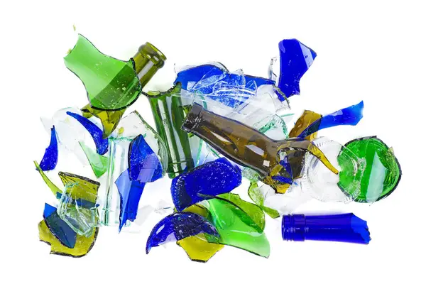 一堆破碎的瓶子 不同的颜色隔离在白色的背景上 — 图库照片