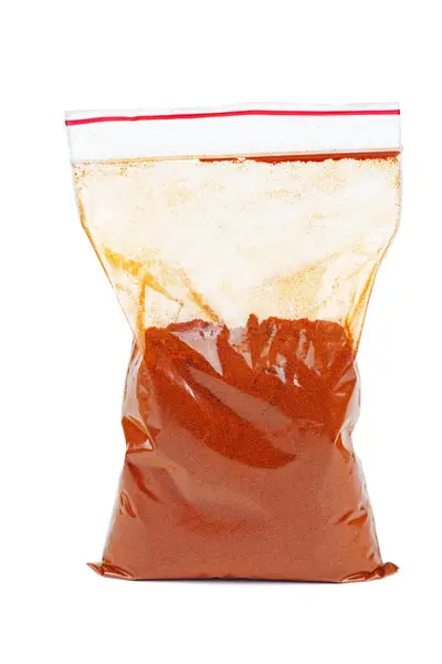 Grinded Paprika Plastic Pakje Geïsoleerd Een Witte Achtergrond Rechtenvrije Stockfoto's