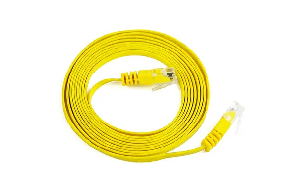 Platte Gele Ethernet Koper Rj45 Patchcord Geïsoleerd Witte Achtergrond Stockfoto
