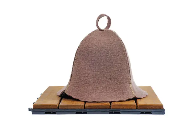 白い背景に隔離された木製サウナの床タイルのバニヤのための帽子 ストック画像