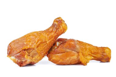 Beyaz arka planda tütsülenmiş iki tavuk bacağı. İzole edilmiş