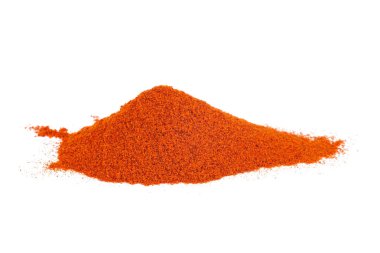 Beyaz arka planda izole edilmiş öğütülmüş paprika yığını