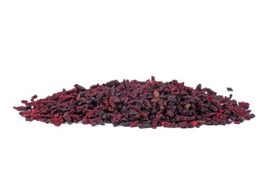 Kurumuş kırmızı pancar kökü yığını beyaz arka planda izole edilmiş.