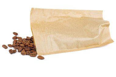 Kahverengi kağıt cep ve beyaz arka planda biraz kahve.