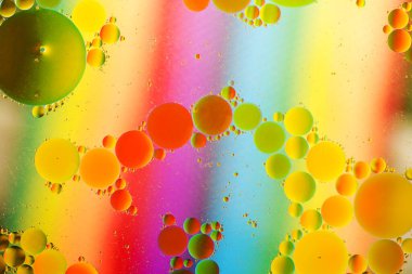 Sudaki petrol sondajları. Belirsiz bir arkaplanda soyut kabarcıklar. Yağ damlacıklarıyla suda bozulma. Gökkuşağı