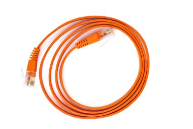 Düz turuncu ethernet (bakır, RJ45) yama kablosu beyaz arkaplanda izole edildi