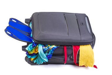 Aşırı büyük siyah bavul beyaz arkaplanda izole edilmiş.