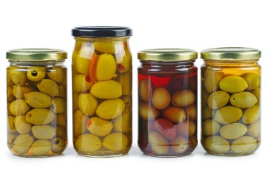Beyaz arkaplanda izole edilmiş farklı türde zeytin turşusu bulunan cam kavanozlar