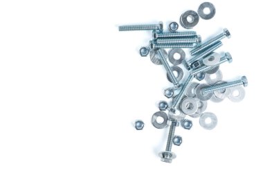 Beyaz arkaplanda fındık ve cıvata izole.