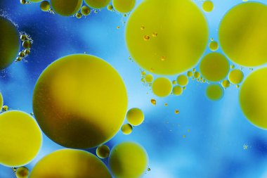 Suda petrol sondajı. Turkuaz arka planda soyut kabarcıklar. Yağ damlacıklarıyla suda bozulma.