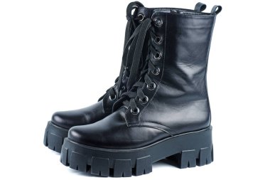 Beyaz arka planda siyah deri botlar izole edilmiş. Siyah deriden yapılmış modaya uygun modern kadın ayakkabıları. Kadınların Askeri Çizmeleri.