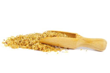 Beyaz bir arka planda izole edilmiş bir yığın asafoetida. Sebzeler için. Boyasız.