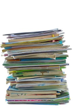 Beyaz arkaplanda izole edilmiş atık kağıdı yığını