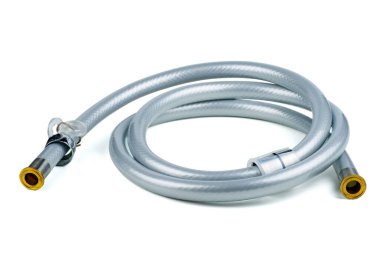 Beyaz arka planda izole edilmiş yeni duş plastik hortumu