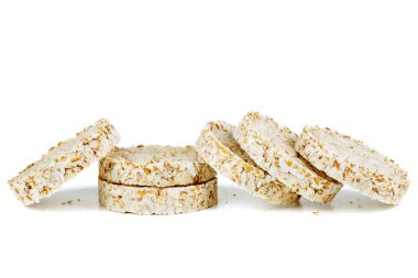 Diyet patlamış buğday kekleri beyaz arkaplanda izole