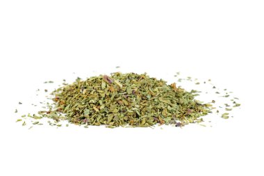 Kurutulmuş fesleğen beyaz bir arkaplanda izole edilmiş