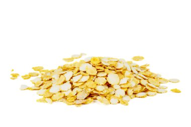 Beyaz arkaplanda izole edilmiş bezelye taneleri yığını.