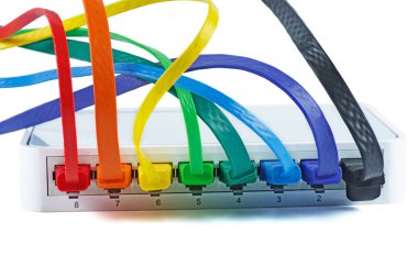 Ağ anahtarı ve renkli UTP ethernet kabloları