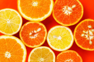 Kırmızı arka planda turunçgil meyveli arkaplan kompozisyonu, düz. Yüksek kalite fotoğraf