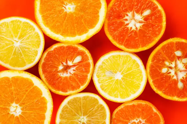 Kırmızı arka planda turunçgil meyveli arkaplan kompozisyonu, düz. Yüksek kalite fotoğraf