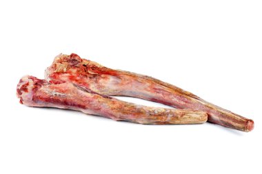 Beyaz arkaplanda iki çiğ öküz kuyruğu var.