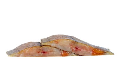 Beyaz arka planda havyarı olan iki parça çiğ balık.