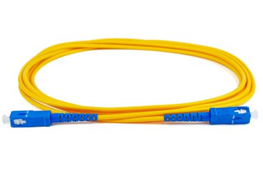 Beyaz arkaplanda fiber optik yama kablosu