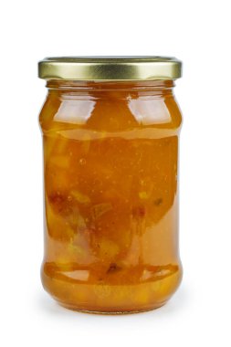 Beyaz arka planda izole edilmiş cam kavanozda ev yapımı reçel