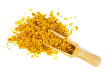 Beyaz arka planda izole edilmiş ahşap kepçe ile asafoetida (veya hing) yığını