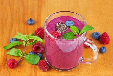 Bir bardak ev yapımı yabanmersinli smoothie ve taze nane ve CIA tohumları.