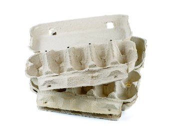 Beyaz arka planda izole edilmiş boş yumurta kutuları