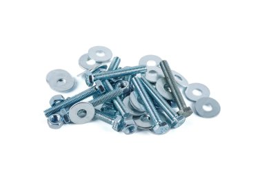 Beyaz arkaplanda fındık ve cıvata izole.