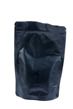 Siyah kağıt paketi beyaz arkaplanda izole edildi