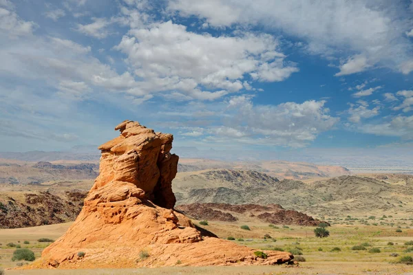 纳米比亚北部风景秀丽的山地景观 有坚硬的砂岩和多云的天空 — 图库照片
