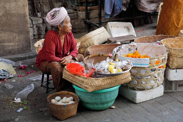 Ubud Bali Indonesia September 2019 Indonesian Woman Selling Produce Traditional — Stock Photo, Image