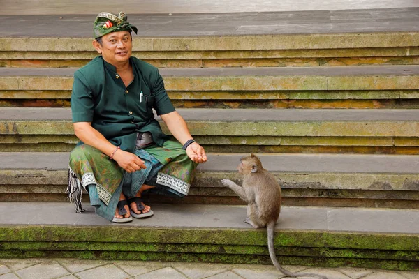 Ubud Bali Indonésie Září Oficiální Opičí Strážce Malou Opicí Posvátném — Stock fotografie