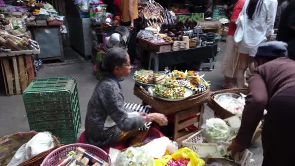 Убуд Бали Индонезия Сентября 2019 Года Индонезийская Женщина Продает Продукцию — стоковое видео