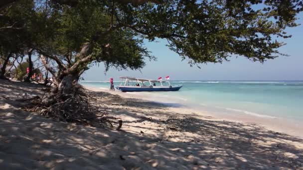 トラバンガン インドネシア 2019年9月11日 島の自然のままの砂浜に観光船に物資を積み込むリゾート労働者 — ストック動画