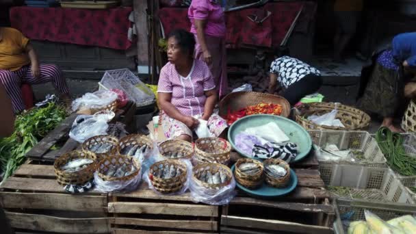Ubud Bali Indonesia Septiembre 2019 Mujeres Indonesias Venden Productos Mercado — Vídeos de Stock