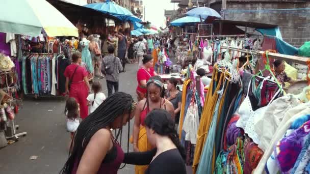 Ubud Bali Indonezja Września 2019 Turyści Mieszkańcy Zwiedzanie Zakupy Kolorowym — Wideo stockowe