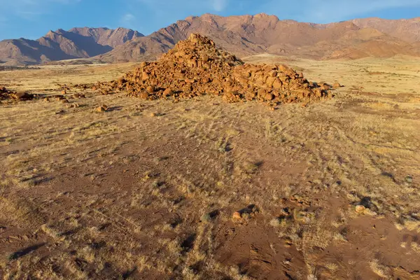 具有岩石和干旱草原的风景沙漠景观 纳米比亚Brandberg山 免版税图库图片