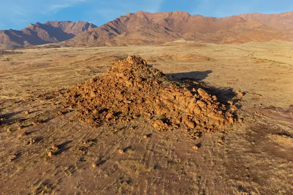 Szcenírozott Sivatagi Táj Sziklákkal Száraz Gyeppel Brandberg Hegy Namíbia Stock Kép