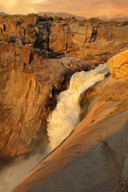 Günbatımında Orange nehrindeki Augrabies Şelalesi manzarası, Augrabies Falls Ulusal Parkı, Güney Afrika