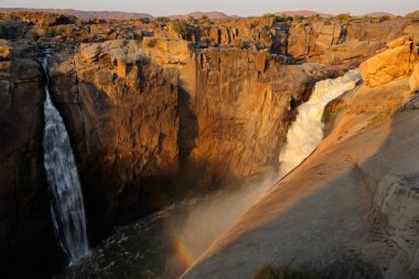 Günbatımında Orange nehrindeki Augrabies Şelalesi manzarası, Augrabies Falls Ulusal Parkı, Güney Afrika