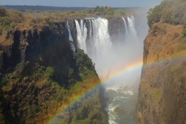 Zambezi nehri Zimbabwe 'de gökkuşağıyla ünlü Victoria şelalesinin manzarası.