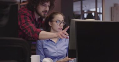 Başarılı iş ekibi. Yaratıcı bir açık alan ortak çalışma ofisinde birlikte çalışan ve iletişim kuran bir grup genç iş adamı. Yüksek kaliteli görüntüler